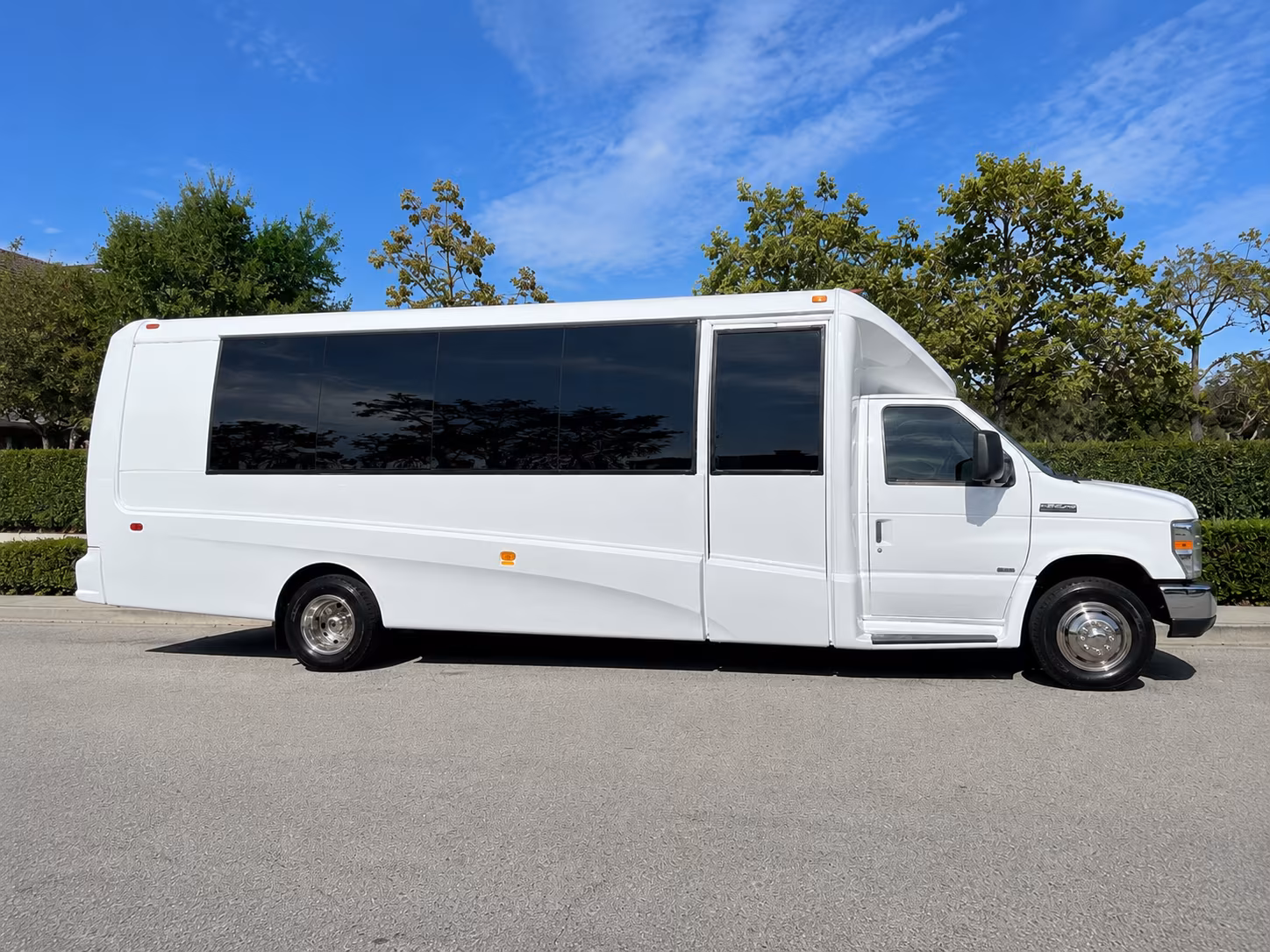 shuttle your wedding guests between bossier city hotels and your reception venue